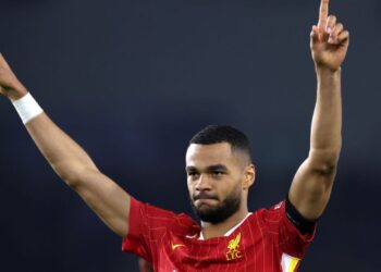 Cody Gakpo, do Liverpool, aponta para cima e comemora o gol marcado contra o Brighton, em partida válida pela Carabao Cup