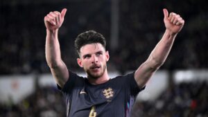Declan Rice, volante da Inglaterra, comemora o terceiro gol inglês contra a Finlândia, em partida válida pela Liga das Nações