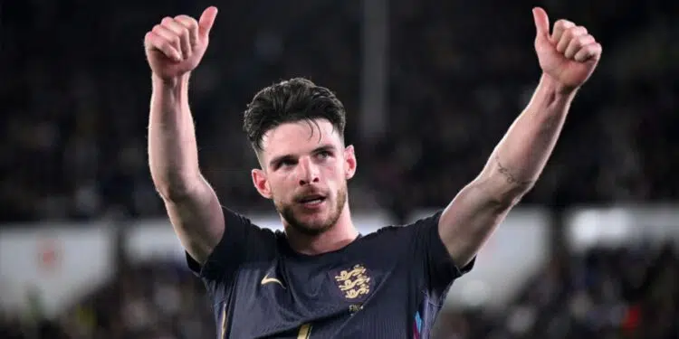 Declan Rice, volante da Inglaterra, comemora o terceiro gol inglês contra a Finlândia, em partida válida pela Liga das Nações