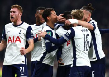 Jogadores do Tottenham se abraçam e comemoram gol marcado contra o Manchester City, em partida válida pela Carabao Cup