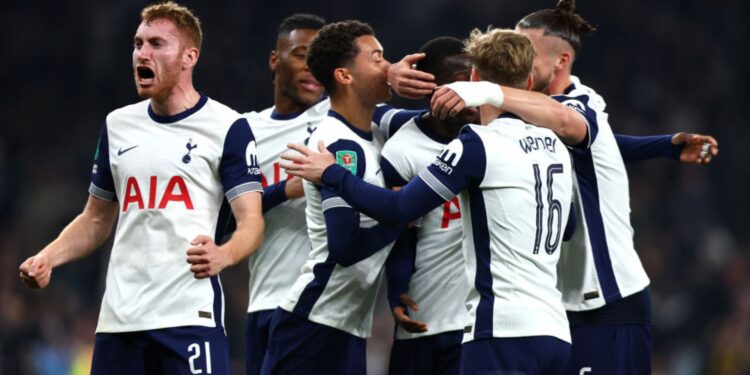 Jogadores do Tottenham se abraçam e comemoram gol marcado contra o Manchester City, em partida válida pela Carabao Cup