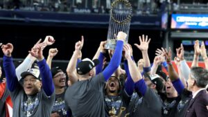 Jogadores do LA Dodgers levantam troféu da MLB após vencerem partida decisiva contra o New York Yankees