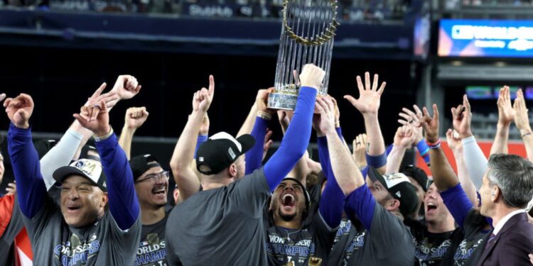 Jogadores do LA Dodgers levantam troféu da MLB após vencerem partida decisiva contra o New York Yankees