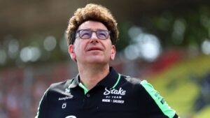 Mattia Binotto, chefe da Sauber, olha para o grid durante GP da Itália