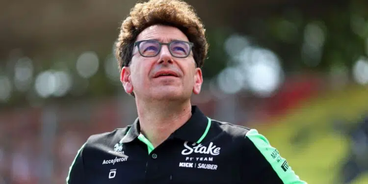 Mattia Binotto, chefe da Sauber, olha para o grid durante GP da Itália