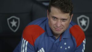 Fernando Seabra, ex-técnico do Cruzeiro, durante partida contra o Botafogo