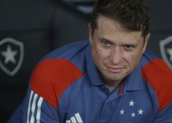 Fernando Seabra, ex-técnico do Cruzeiro, durante partida contra o Botafogo