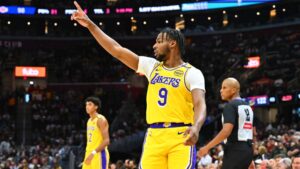 Bronny James, do Los Angeles Lakers, durante partida contra o Cleveland Cavaliers
