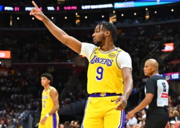 Bronny James, do Los Angeles Lakers, durante partida contra o Cleveland Cavaliers