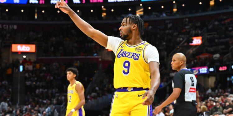 Bronny James, do Los Angeles Lakers, durante partida contra o Cleveland Cavaliers