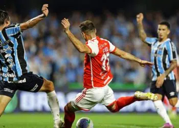 Lucas Alario, do Internacional, e Pedro Geromel, do Grêmio, disputam a posse de bola em partida válida pelo Campeonato Brasileiro