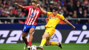 Marcos Llorente, do Atlético de Madrid, e Pau Cubarsí, do Barcelona, disputam a posse de bola durante partida válida por La Liga