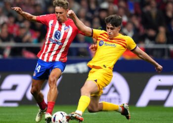 Marcos Llorente, do Atlético de Madrid, e Pau Cubarsí, do Barcelona, disputam a posse de bola durante partida válida por La Liga