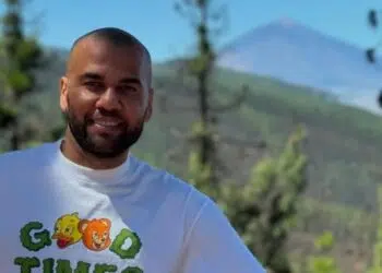 Daniel Alves, ex-jogador, posa para uma foto em seu Instagram, com montanhas ao fundo e uma camiseta com a mensagem "Bons momentos estão a caminho"