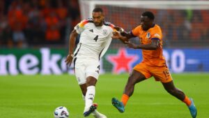 Jonathan Tah, da Alemanha, disputa a posse de bola com Brian Brobbey, da Holanda, em partida válida pela Liga das Nações