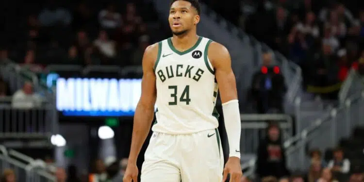 Giannis Antetokunmpo, do Milwaukee Bucks, durante jogo da pré-temporada da NBA, contra o Chicago Bulls