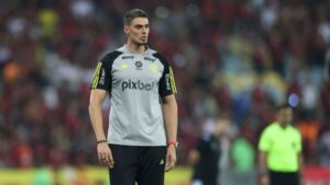Matheus Bachi, ex-auxiliar técnico do Flamengo e filho de Tite, durante partida contra o Vasco da Gama, válida pelo Campeonato Brasileiro