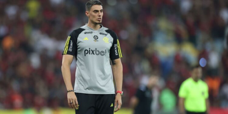 Matheus Bachi, ex-auxiliar técnico do Flamengo e filho de Tite, durante partida contra o Vasco da Gama, válida pelo Campeonato Brasileiro