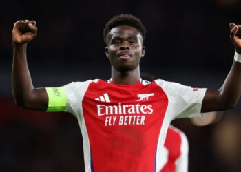 Bukayo Saka, atacante do Arsenal, comemora seu gol marcado em partida contra o PSG, válida pela Champions League