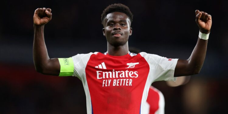 Bukayo Saka, atacante do Arsenal, comemora seu gol marcado em partida contra o PSG, válida pela Champions League