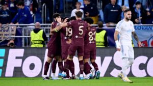 Jogadores do Manchester City se abraçam e comemoram o primeiro gol do time, em jogo contra o Slovan Bratislava, válido pela Champions League