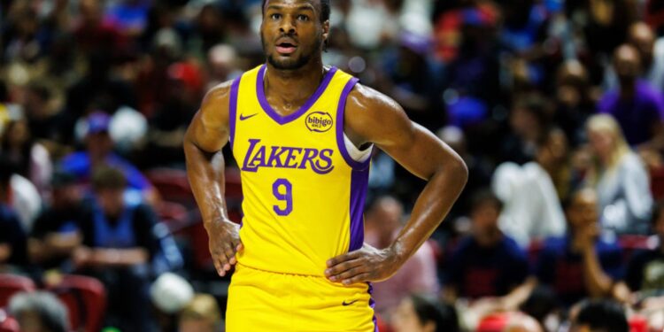 Bronny James durante partida da Summer League