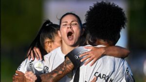 Gabi Zanotti abraça companheiras após marcar o gol do Corinthians contra o Boca Juniors