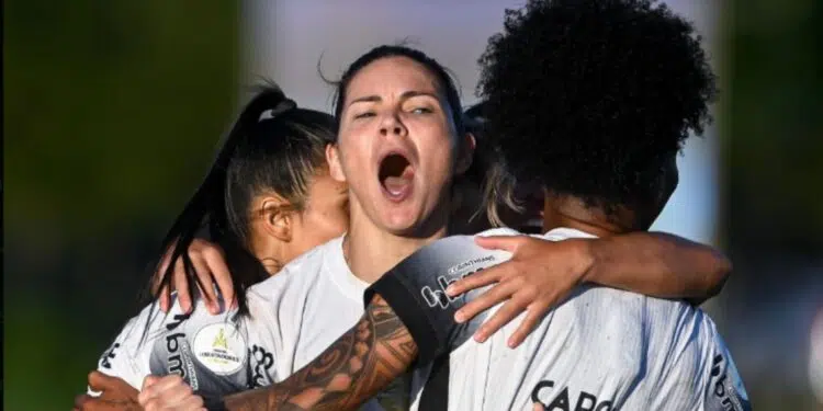 Gabi Zanotti abraça companheiras após marcar o gol do Corinthians contra o Boca Juniors