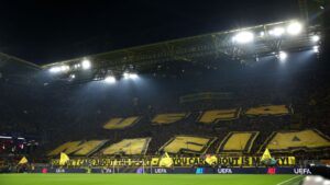 Torcida do Borussia Dortmund exibe a mensagem "UEFA Mafia", em protesto contra as mudanças no torneio continental Champions League