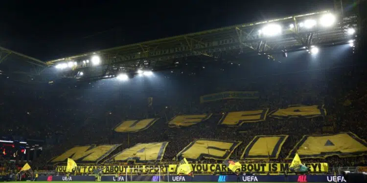Torcida do Borussia Dortmund exibe a mensagem "UEFA Mafia", em protesto contra as mudanças no torneio continental Champions League