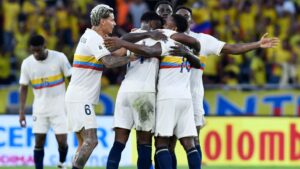 Jogadores da Colômbia se abraçam e comemoram o quarto gol marcado contra o Chile, em partida válida pelas Eliminatórias
