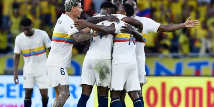 Jogadores da Colômbia se abraçam e comemoram o quarto gol marcado contra o Chile, em partida válida pelas Eliminatórias