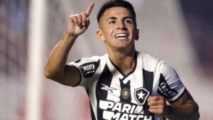Thiago Almada, do Botafogo, comemora o gol marcado contra o São Paulo, em partida válida pela Conmebol Libertadores