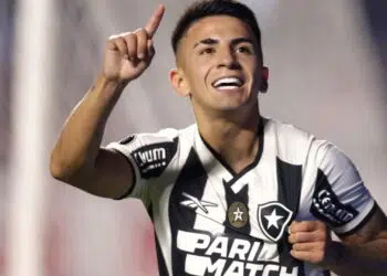 Thiago Almada, do Botafogo, comemora o gol marcado contra o São Paulo, em partida válida pela Conmebol Libertadores