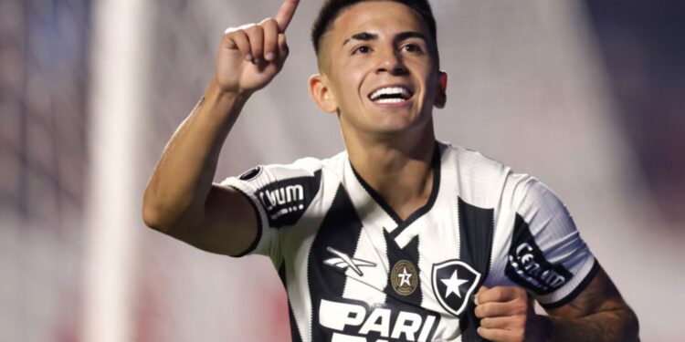 Thiago Almada, do Botafogo, comemora o gol marcado contra o São Paulo, em partida válida pela Conmebol Libertadores