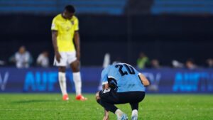 Maximiliano Araújo ajoelha-se depois de empate entre Uruguai e Equador