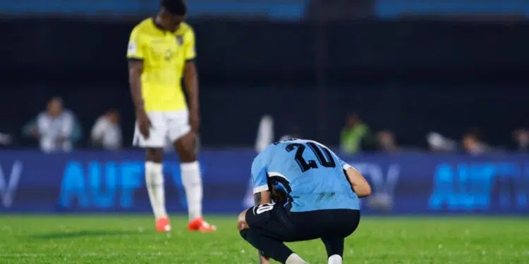 Maximiliano Araújo ajoelha-se depois de empate entre Uruguai e Equador