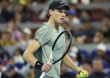 Jannik Sinner durante partida contra Carlos Alcaraz, válida pela final do Aberto da China