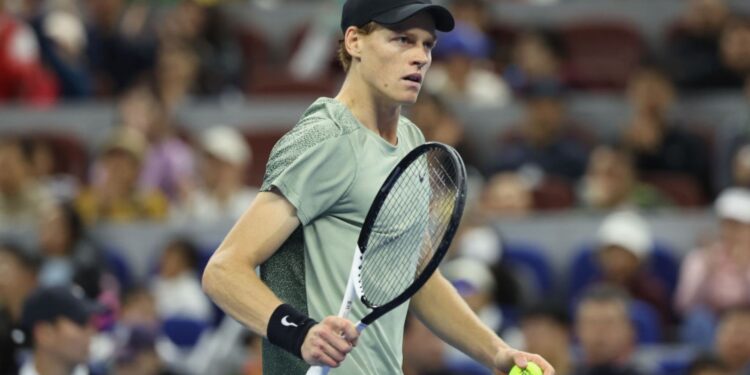 Jannik Sinner durante partida contra Carlos Alcaraz, válida pela final do Aberto da China