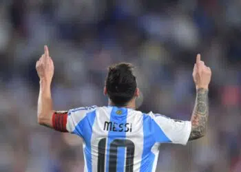 Lionel Messi, da Argentina, aponta para o céu e comemora um de seus três gols marcados contra a Bolívia