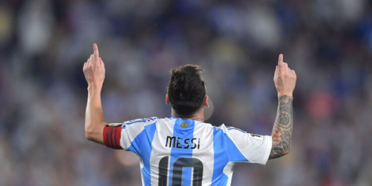 Lionel Messi, da Argentina, aponta para o céu e comemora um de seus três gols marcados contra a Bolívia