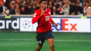 Jonathan David, atacante do Lille, comemora após marcar gol de pênalti contra o Real Madrid