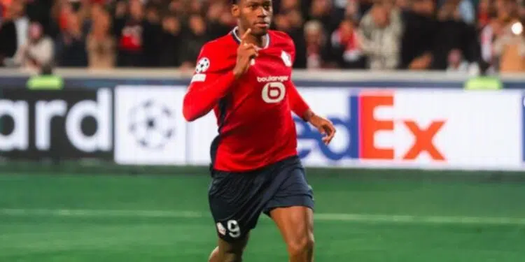 Jonathan David, atacante do Lille, comemora após marcar gol de pênalti contra o Real Madrid