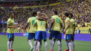 Andreas Pereira, do Brasil, abraça companheiros após marcar um gol contra o Peru