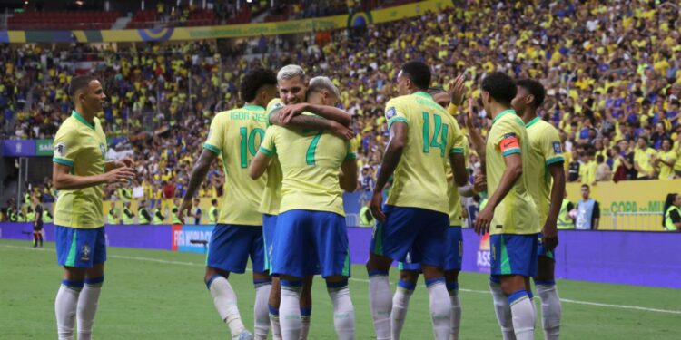Andreas Pereira, do Brasil, abraça companheiros após marcar um gol contra o Peru
