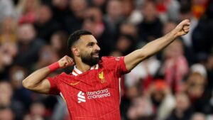 Mohammed Salah, atacante do Liverpool, comemora o segundo gol do clube em partida contra o Bologna, válida pela Champions League