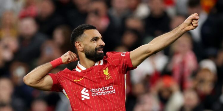 Mohammed Salah, atacante do Liverpool, comemora o segundo gol do clube em partida contra o Bologna, válida pela Champions League