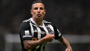 Guilherme Arana, lateral-esquerdo do Atlético-MG, comemora o gol de empate contra o Vasco da Gama, em partida válida pela semifinal da Copa do Brasil
