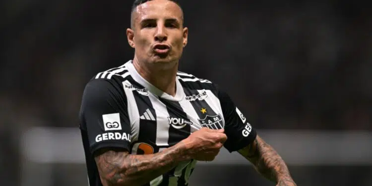 Guilherme Arana, lateral-esquerdo do Atlético-MG, comemora o gol de empate contra o Vasco da Gama, em partida válida pela semifinal da Copa do Brasil