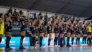 Jogadores do Praia Clube feminino alinham-se para o hino nacional